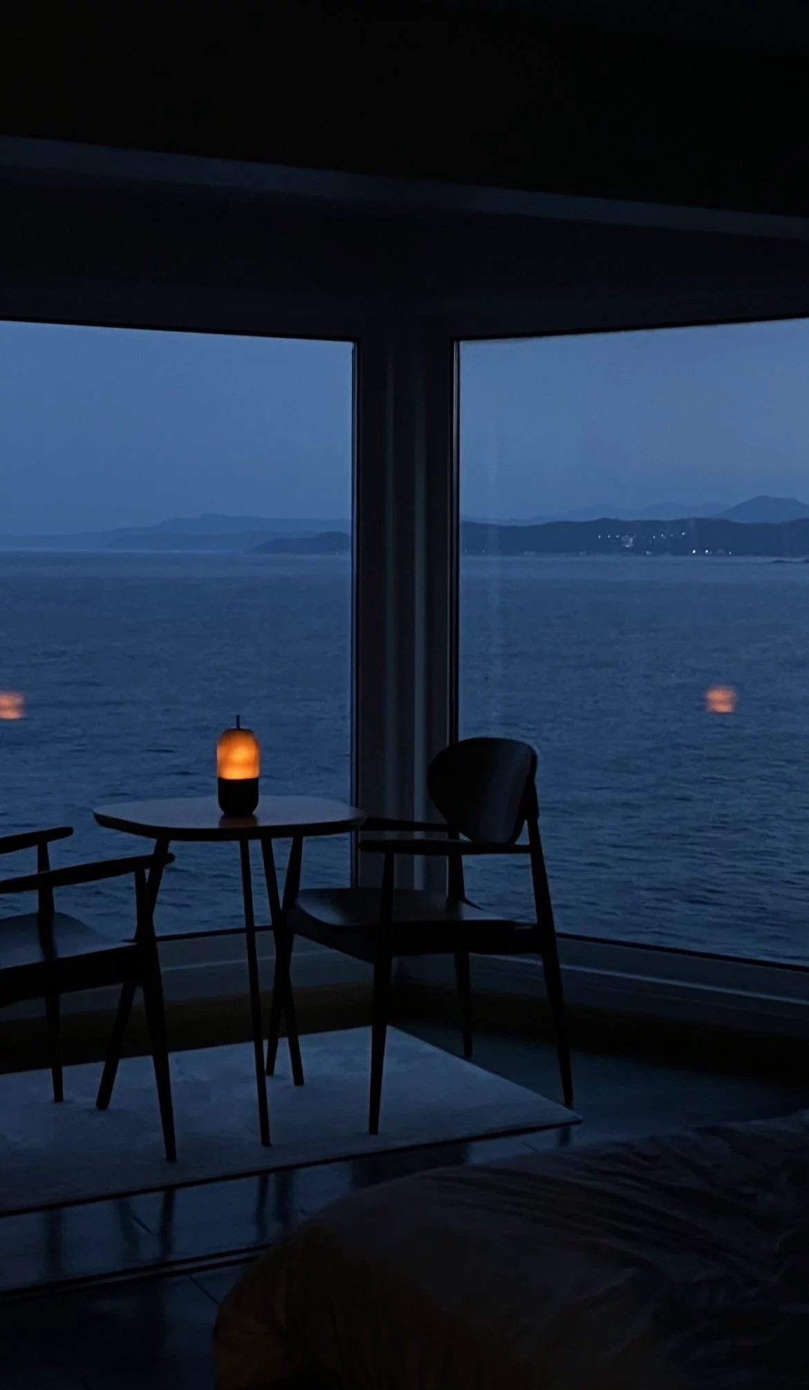 夜色中的海边窗景与桌椅